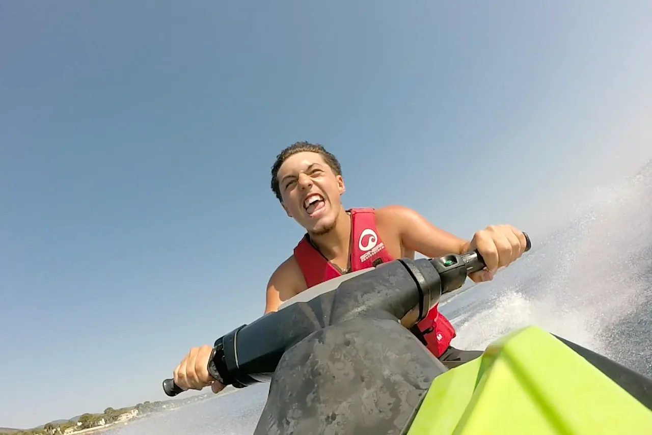 Piloter un jet ski à Fréjus, avec ou sans permis