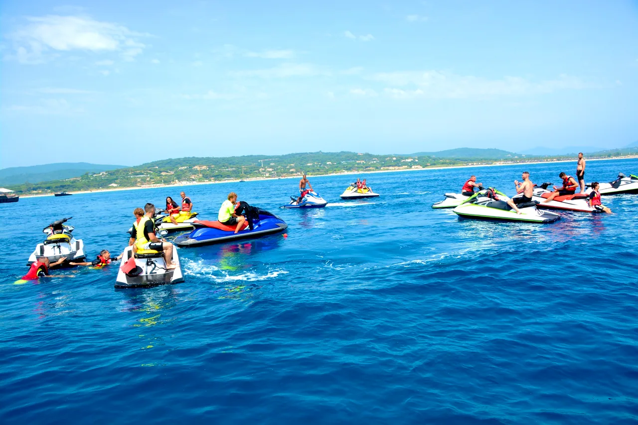 Sortie jet ski encadrée le long des calanques de Saint-Aygulf