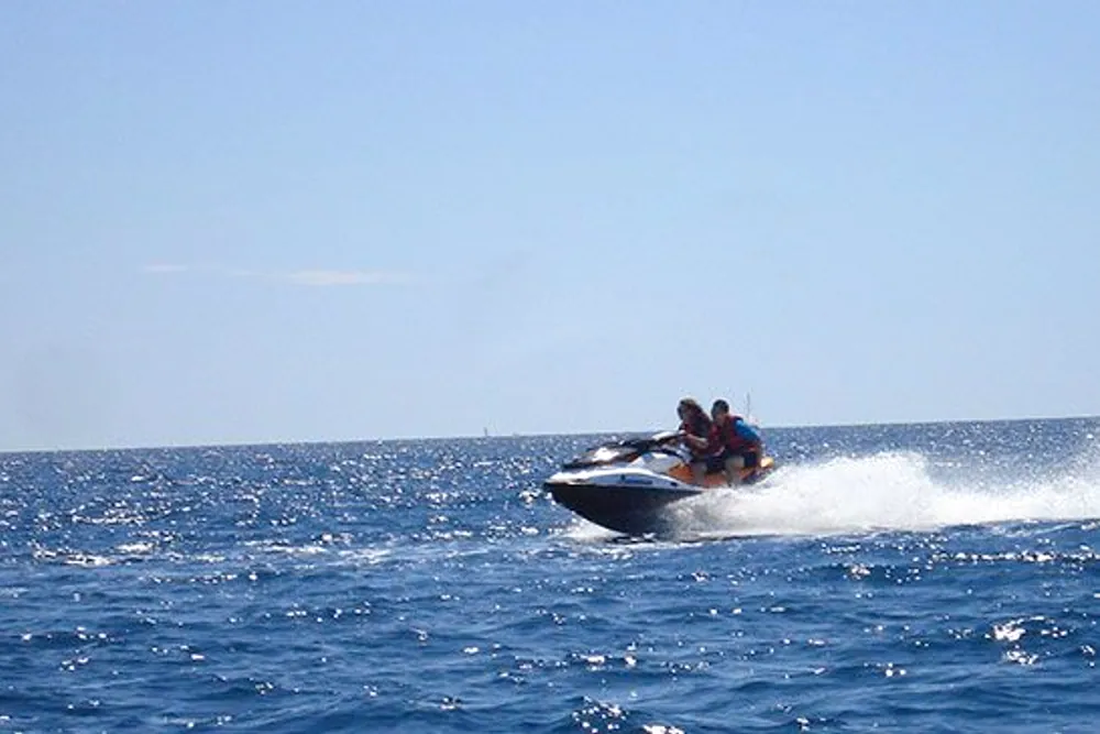 Scooter des mers devant l'Île d'Or, côte de Saint-Raphaël